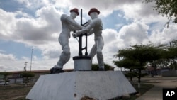 Fotografía de archivo de una estatua referente a trabajadores petroleros en Cabimas, Venezuela, tomada en julio de 2019. El alivio de sanciones económicas de Estados Unidos contra la industria petrolera favorecerá a la economía de Venezuela en 2024, afirman expertos.