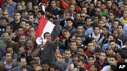 Wani dan zanga zanga yake amfani da laspika yana Allah wadai da mulkin soja a kasar, a gangamin da suka yi a birnin Alexandria.