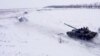 Tank milik pasukan militer Rusia tampak ikut serta dalam latihan militer di wilayah Leningrad, Rusia, pada 14 Februari 2022. (Foto: Kementerian Pertahanan Rusia/Handout via Reuters) 