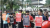 Sejumlah jurnalis mengangkat poster dalam aksi Hari Buruh di Bandung, 1 Mei 2019. Dalam aksinya, mereka menuntut kesejahteraan wartawan dan penghapusan kekerasan terhadap awak media. (Foto: Aliansi Jurnalis Independen (AJI) Bandung)