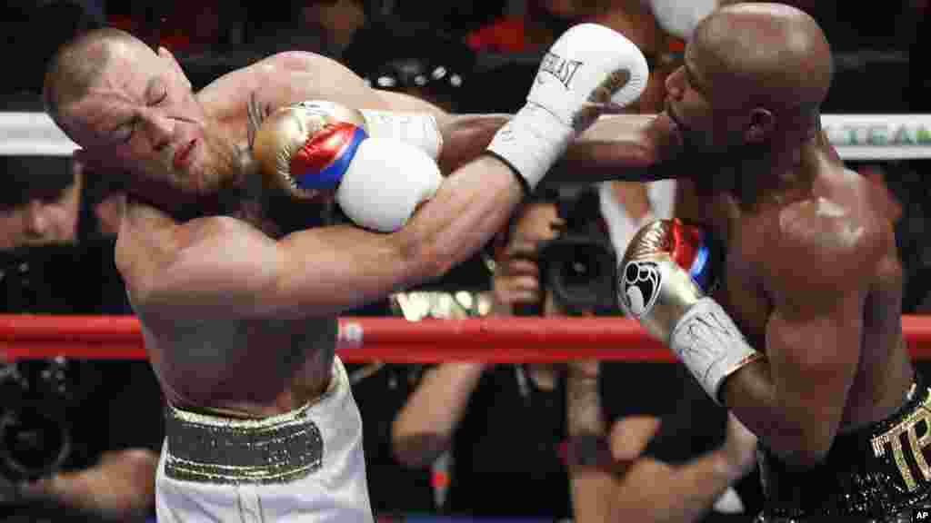 Floyd Mayweather Jr. et Conor McGregor se battent, lors d'un match de boxe le 26 août 2017 à Las Vegas.