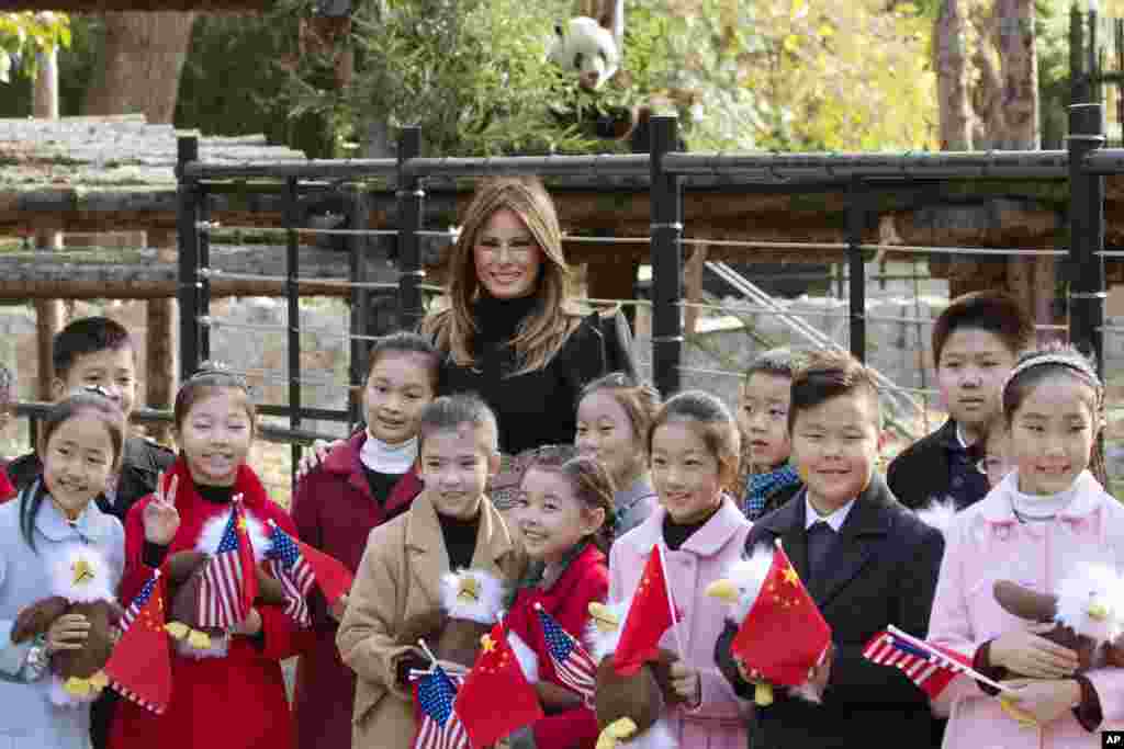 美国第一夫人梅拉尼娅·特朗普参观北京动物园,把美国秃鹰玩具送给欢迎她的儿童(2017年11月10日)。