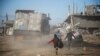 Warga Palestina berlari menuju truk bantuan, menyusul gencatan senjata antara Israel dan Hamas, di Rafah di Jalur Gaza selatan, 20 Januari 2025. (Hatem Khaled/REUTERS)