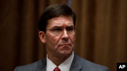 El secretario de Defensa de EE.UU., Mark Esper, dijo que el presidente Donald Trump, dio la orden para evitar un conflicto "insostenible" entre Turquía y los combatientes kurdos respaldados por Washington. Foto de archivo. AP/Carolyn Kaster. Oct.7, 2019.