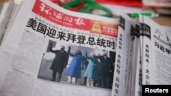 Una copia del diario Global Times muestra al presidente Joe Biden y la vicepresidenta Kamala Harris en su portada del 21 de enero en Beijing. [Reuters]