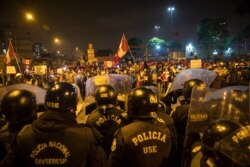 Policías custodiaron las protestas en Lima, el sábado 14 de noviembre de 2020. Los peruanos pusieron presión en las calles en medio de la crisis política que padece el país.