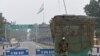 Tentara Pasukan Keamanan Perbatasan India (BSF) berjaga pada pagi musim dingin yang dingin di pintu masuk Pos Perbatasan Wagah India-Pakistan, sekitar 35 km dari Amritsar pada 15 Desember 2020. (Foto: AFP/Narinder Nanu)