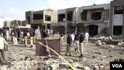 Kerusakan yang ditimbulkan oleh ledakan bom bunuh diri di Karachi (19/9).