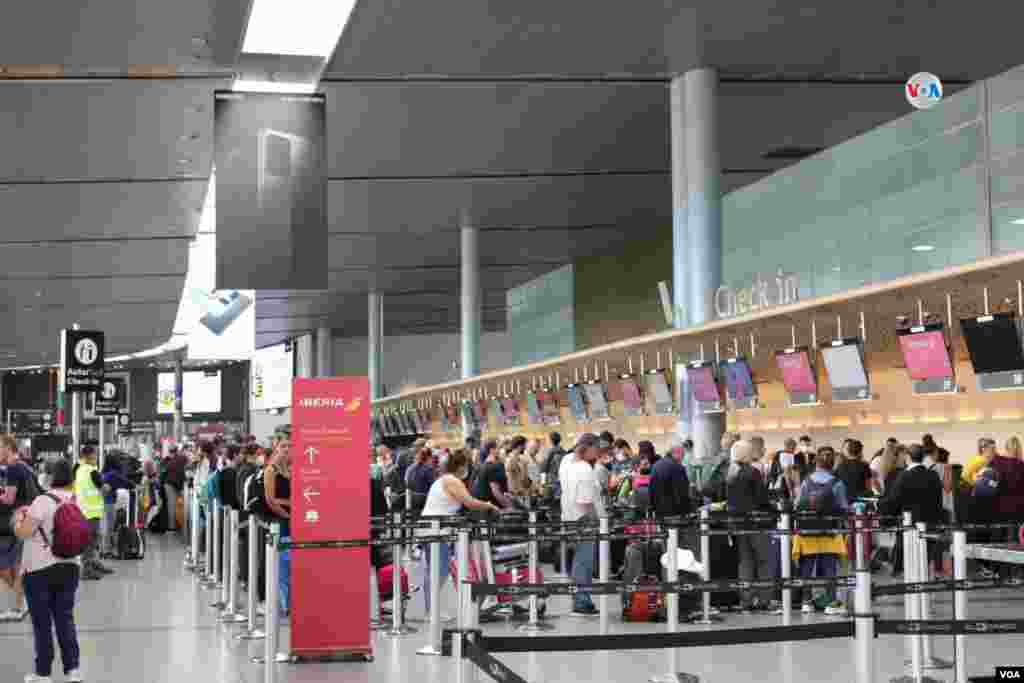 Solo podrán desplazarse hacia y desde el aeropuerto las personas que tengan vuelos adquiridos con antelación y que lo puedan demostrar con tiquetes o pasabordos de viaje.