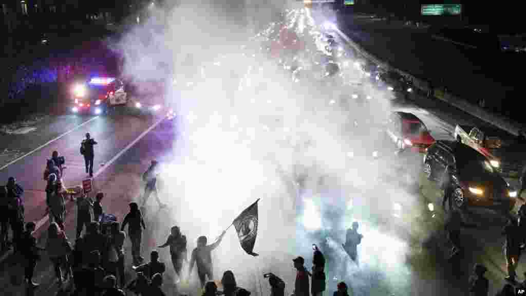 Des manifestants sur l'autoroute 580 à Oakland, en Californie, le 12 août 2017.