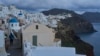Mientras sismos sacuden islas griegas, algunos turistas disfrutan de tener Santorini para ellos 