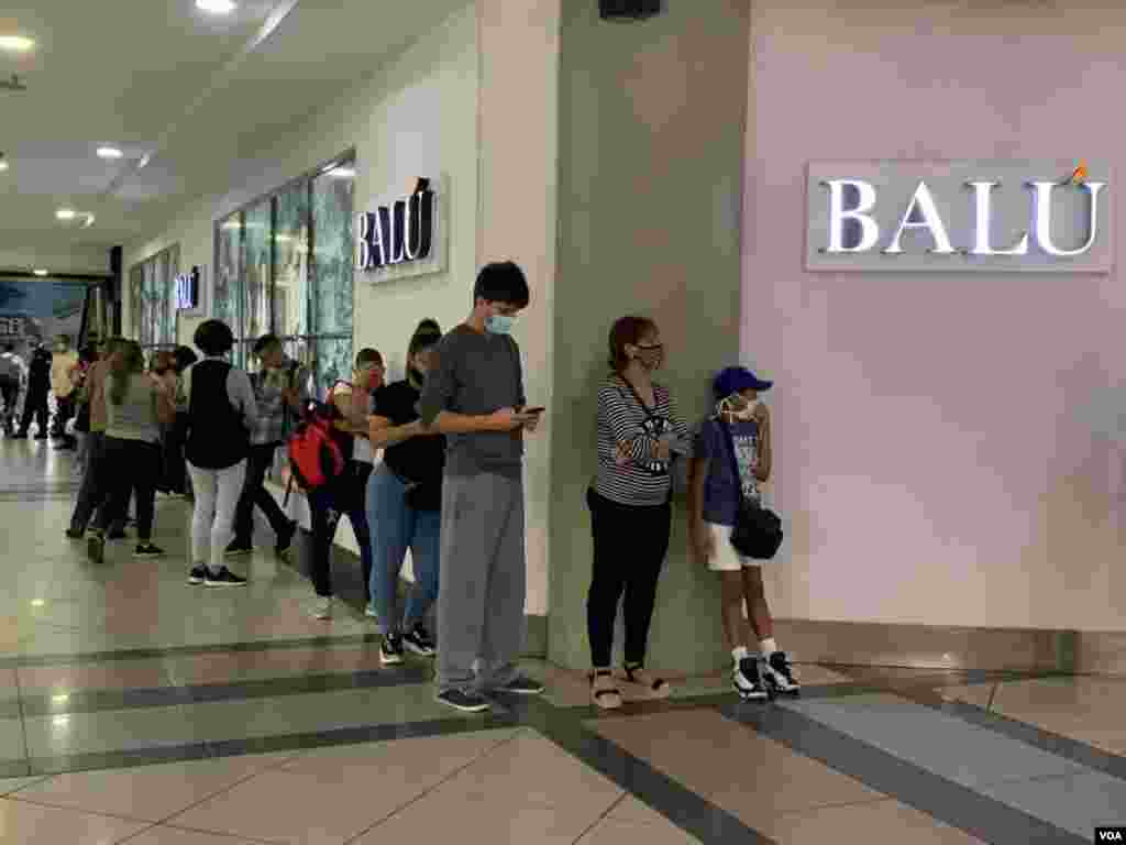 Si bien los centros comerciales en Caracas lanzaron sus ofertas para hoy, ya en el interior del país algunos habían comenzado. Foto: Luisana Solano - VOA.
