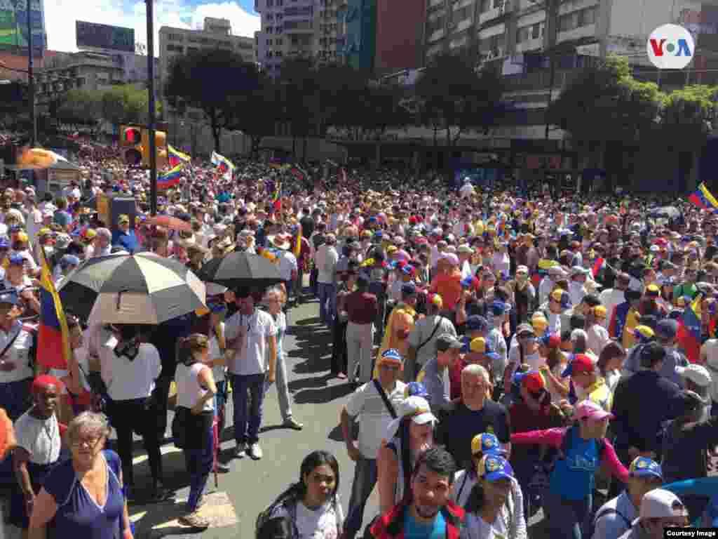 Miles de venezolanos salieron a las calles de Caracas para manifestar contra el gobierno de Nicolás Maduro. 