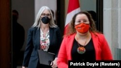 La ministre des Services aux Autochtones du Canada, Patty Hajdu, et la chef régionale de l'Assemblée des Premières Nations, Cindy Woodhouse, lors d'une conférence de presse à Ottawa, Ontario, Canada, le 4 janvier 2022. 