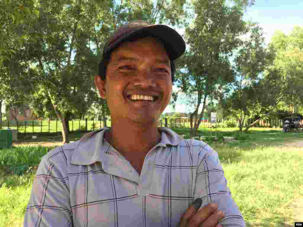 លោកទំ សុធី អាយុ៤១ឆ្នាំ អ្នករត់រ៉ឺម៉កកង់បី ដែលរស់នៅក្នុងក្រុងសៀមរាប ឃុំគោកចក ដែលក្នុងឃុំនេះប្រជាជនភាគច្រើនត្រូវបានអាជ្ញាធរអប្សារាហាមឃាត់មិនឲ្យសង់ផ្ទះ ដើម្បីជាសវាងការប៉ះពាល់ដល់ប្រាសាទអង្គរវត្តមានប្រសាសន៍ថា លោកបោះឆ្នោតដើម្បីផ្លាស់ប្តូរមេឃុំរបស់លោក។ លោកប្រាប់ VOA ថា លោកចង់ឲ្យមានការផ្លាស់ប្តូរការដឹកនាំប្រទេសទាំងមូល។ (ផន បុប្ផា/VOA)