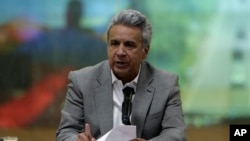 El presidente de Ecuador, Lenin Moreno, habla durante una conferencia de prensa confirmando la muerte de tres periodistas del diario EL COMERCIO, en Quito, Ecuador, el viernes 13 de abril de 2018. Moreno confirmó la muerte de los tres periodistas secuestrados en la frontera conflictiva del país. Colombia. (Foto AP / Dolores Ochoa)