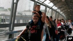 Los demócratas de la Cámara de Representantes dieron a conocer una medida de $ 4.5 mil millones para responder a la creciente crisis humanitaria en la frontera sur y atender a decenas de miles de personas que buscan refugio bajo las leyes de asilo de Estados Unidos.