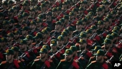 Kadeti Iranske revolucionarne garde marširaju tokom godišnje vojne parade kojom se obeležava godišnjica početka rata protiv Irana od strane bivšeg iračkog diktatora Sadama Huseina pre 44 godine u subotu , 21. septembra 2024. (AP Photo/Vahid Salemi)