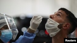 Las nuevas cepas de COVID-19 no se pueden detectar con la simple prueba que se realiza en múltiples lugares de todo el país. 