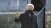 El presidente Joe Biden camina hacia la Oficina Oval de la Casa Blanca después de bajarse del Marine One, el lunes 10 de enero de 2022, en Washington.