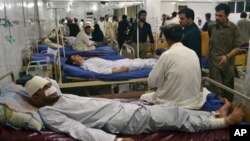 Korban terluka dalam ledakan bom di pasar, Jumat (26/7) mendapatkan perawatan medis di rumah sakit "Lady Reading" di Peshawar, Pakistan (27/7).
