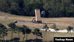 Sebuah terminal sistem pertahanan rudal (THAAD) dipasang di lokasi bekas lapangan golf di Seongju, Korea Selatan, 1 Mei 2017.