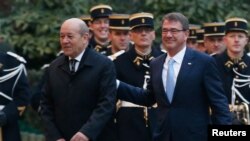 Menteri Pertahanan Amerika Serikat Ashton Carter (kanan) bersama Menteri Pertahanan Perancis Jean-Yves Le Drian (kiri) menuju lokasi pertemuan tujuh Menteri Pertahanan di Paris, Perancis (20/1).