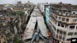 Jembatan runtuh di Kolkata, India, 1 April 2016.