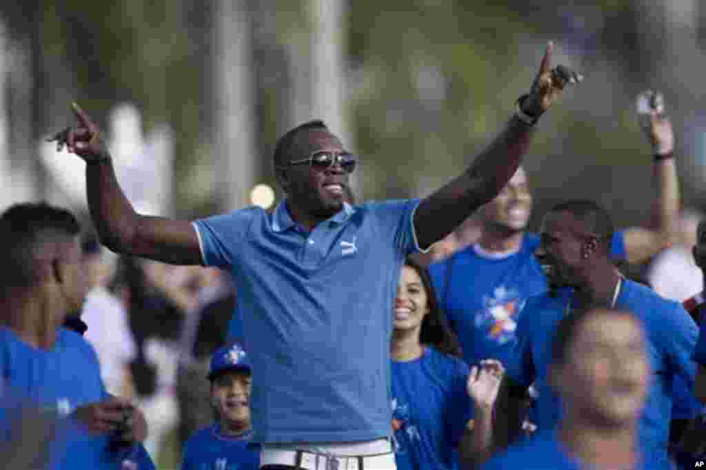 L'homme le plus rapide du monde, le Jamaïcain Usain Bolt, a fait alliance avec l’Américain Carl Lewis pour présenter mercredi aux média une nouvelle campagne visant à réunir des fonds pour lutter contre l'épidémie de fièvre hémorragique à virus Ebola en Afrique de l'Ouest. Bolt, un spécialiste du sprint, est sextuple champion olympique.