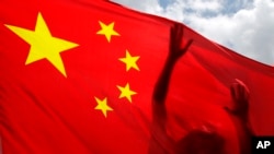Bendera China berkibar di Hong Kong, 30 Juni 2020. (Foto:AP/Kin Cheung)