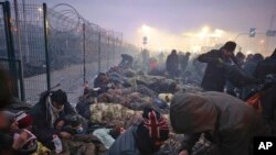 Arhiva - Migranti sa Bliskog istoka i drugih krajeva sveta okupljeni na kontrolnoj tački "Kuznitsa", na granici Belorusije i Poljske, u blizni Gordnog, Belorusija, 15. novembra 2021.