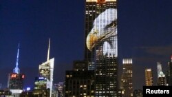 Sebuah foto hewan diproyeksikan di Empire State Building sebagai bagian dari kampanye meningkatkan kesadaran atas hewan langka, di New York, 1 Agustus 2015. 