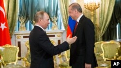 Rossiya Prezidenti Vladimir Putin (chapda) Turkiya rahbari Rajab Toyib Erdog'an bilan, Moskva, Rossiya, 10-mart, 2017-yil.