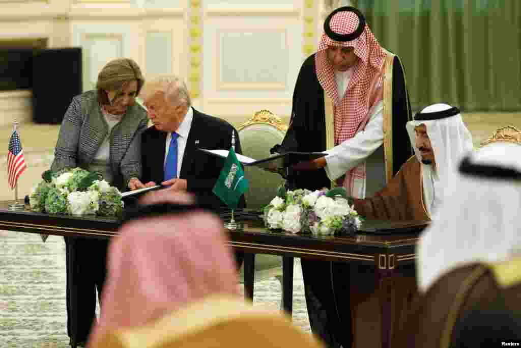 Cérémonie de signature d’accords entre le président Donald Trump, à gauche, et le roi Salma d’Arabie, Ryad 20 mai 2017.