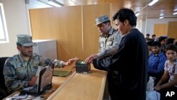 <p>Aunque el proceso ha sido lento y solo unos pocos cientos de personas han sido procesadas, el gobierno de Estados Unidos dijo que estaba ampliando el programa&nbsp;a más inmigrantes.</p>
