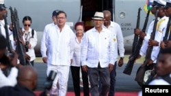 El presidente colombiano Gustavo Petro camina acompañado de Leslie Voltaire, presidente del Consejo de Transición de Haití, a su llegada para una visita oficial donde tendrán un consejo binacional de ministros en Jacmel, Haití el 22 de enero de 2025.