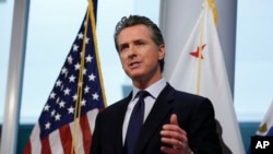 图为加州州长纽瑟姆。（2020年3月30日）周一，加州州长加文·纽森(Gavin Newsom)在位于兰乔·科尔多瓦(Rancho Cordova)的州长紧急事务办公室更新了该州对冠状病毒的应对措施。纽森宣布，该州正在招募退休医生、医科和护理专业的学生来帮助治疗预计将出现的冠状病毒患者激增。(AP Photo/Rich Pedroncelli, Pool)