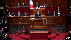 Presiden Emmanuel Macron berpidato dalam sidang gabungan parlemen di istana kerajaan Perancis Louis XIV, Versailles, di luar kota Paris, 3 Juli 2017.