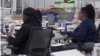 Trabajadores electorales del condado de Gwinnett, en Georgia, cuentan boletas electorales recibidas por correo y de votación adelantada.