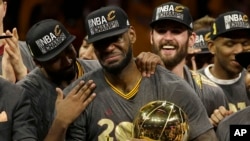 LeBron James célébrant la victoire des nouveaux champions de la NBA, Cleveland Cavaliers, sur Golden State Warriors, Oakland, Calif., le 19 juin 2016. (AP Photo/Marcio Jose Sanchez)