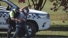 ARHIVA - Policajac privodi demonstranta u Braziliji, 21. juna 2020. (Foto: AP)