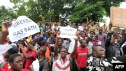 Des manifestants à Bamako, le 17 août 2016. (AFP Photo/Habibou Kouyaté)