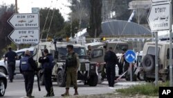 tentara Israel dan polisi memeriksa lokasi serangan di persimpangan Gush Etzion, Tepi Barat (18/3). 