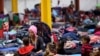 Caravana de migrantes es detenida en vieja fábrica mexicana