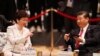 Le président chinois Xi Jinping, à droite, et le chef de l'exécutif de Hong Kong Carrie Lam s'entretiennent lors du dialogue APEC-ASEAN, en marge du sommet de l'APEC, à Danang, au Vietnam, le 10 novembre 2017. 