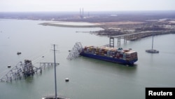 Kapal kargo Dali menabrak jembatan Francis Scott Key di Baltimore, Maryland, AS, menyebabkan jembatan tersebut runtuh, 26 Maret 2024. (Maryland National Guard/Handout via REUTERS)