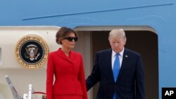 លោក​ប្រធានាធិបតី​អាមេរិក Donald Trump និង​លោក​ស្រី​ទី១ Melania អញ្ជើញ​ទៅ​ដល់​ព្រលាន​យន្តហោះ Orly ក្នុង​ក្រុង​ប៉ារីស​កាលពី​ថ្ងៃទី១៣ ខែកក្កដា ឆ្នាំ២០១៧។