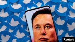 ARCHIVO - El hombre más rico del mundo se convirtió este jueves en el dueño de una de las redes sociales con más usuarios en el mundo, y promete traer cambios drásticos a la experiencia de usuario.