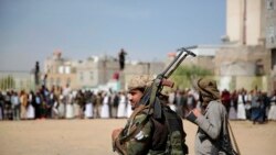 Anggota pasukan Houthi menghadiri pemakaman salah satu anggota pasukan yang terbunuh dalam baku tembak dengan tentara Yaman, di Sanaa, Yaman, pada 24 November 2021. (Foto: AP/Hani Mohammed)