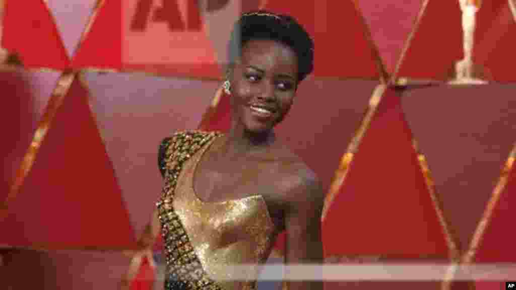 Lupita Nyong'o arrive aux Oscars, au Dolby Theatre de Los Angeles, le 4 mars 2018